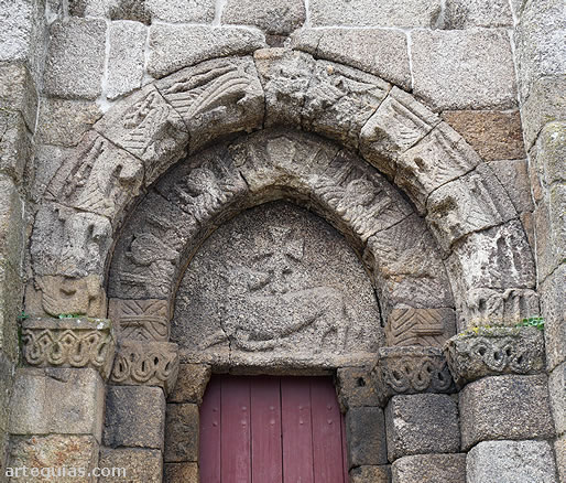 Puerta de la torre campanario
