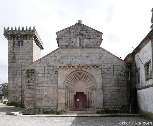 Fachada oeste de la iglesia del Monasterio de Travanca