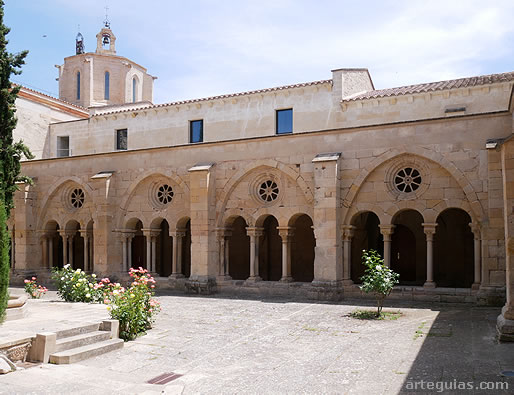 Galer&iacute;a este del claustro