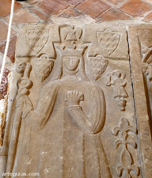 Lauda sepulcral en el claustro