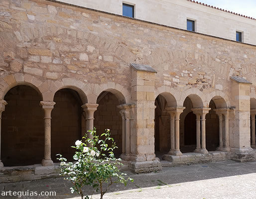 Una de las arquer&iacute;as del claustro