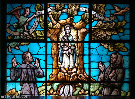 Vidriera que relata el descubrimiento de la imagen