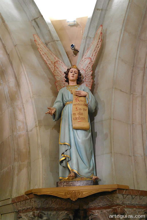 Estatua de un &aacute;ngel en el Camar&iacute;n de la Virgen de Valvanera
