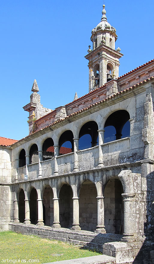 Vista de los dos pisos del claustro del Monasterio de Xunqueira de Espadañedo