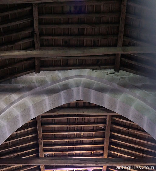 Arco diafragma que recoge el techo de madera