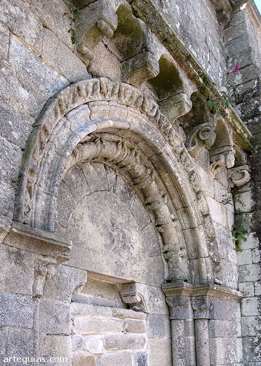 Puerta norte de la iglesia monástica