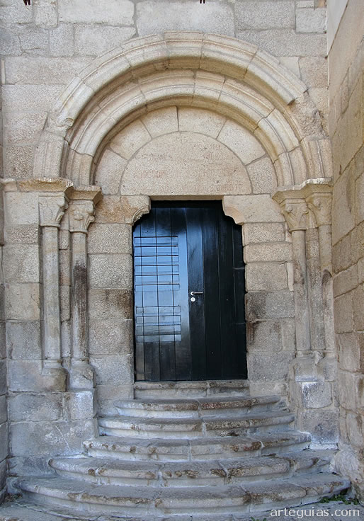 Puerta sur de acceso al claustro