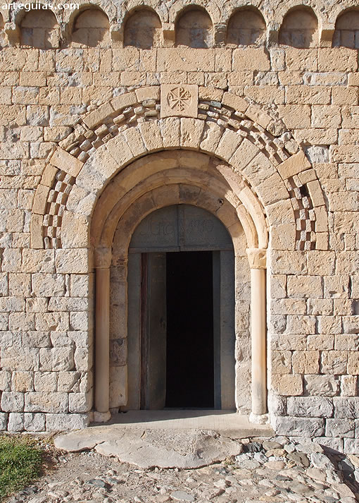 Monasterio de Ala&oacute;n: puerta sur de la iglesia abacial