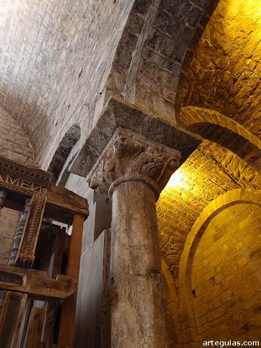 En los &uacute;ltimos tramos de la iglesia del Monasterio de Ala&oacute;n desparecen los pilares con medias columnas  y aparecen grandes columnas exentas