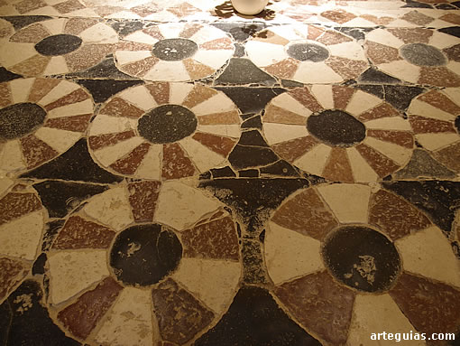 Suelo con mosaico de m&aacute;rmol del presbiterio central