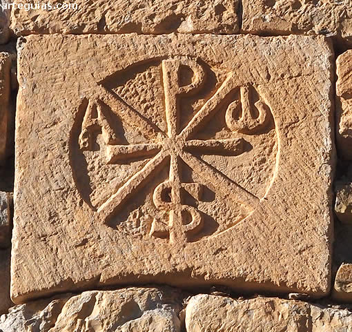 Crism&oacute;n sobre la puerta sur de la iglesia del Monasterio de Ala&oacute;n