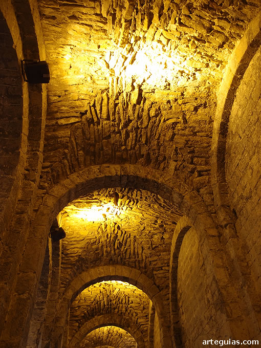 Espectaculares b&oacute;vedas de arista, construidas todav&iacute;a con sillarejos y t&eacute;cnicas lombardas