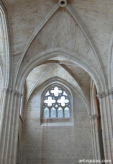 En la iglesia de Ca&ntilde;as predominan ya las formas g&oacute;ticas