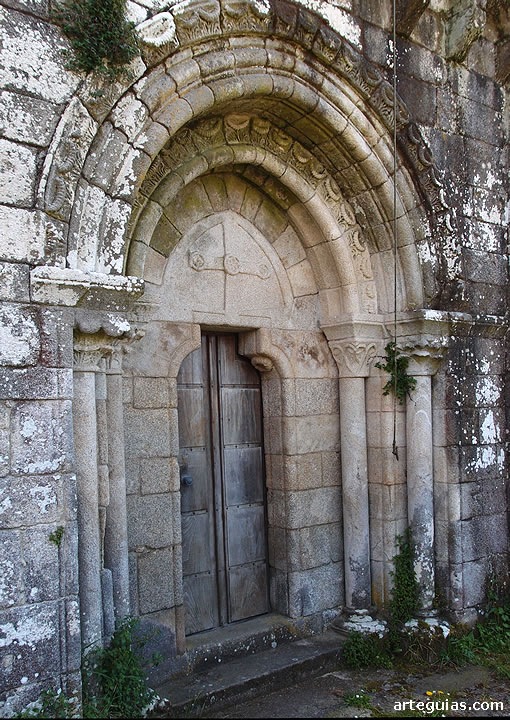 Monasterio San Pedro de Doz&oacute;n,: puerta principal (norte) de la iglesia abacial