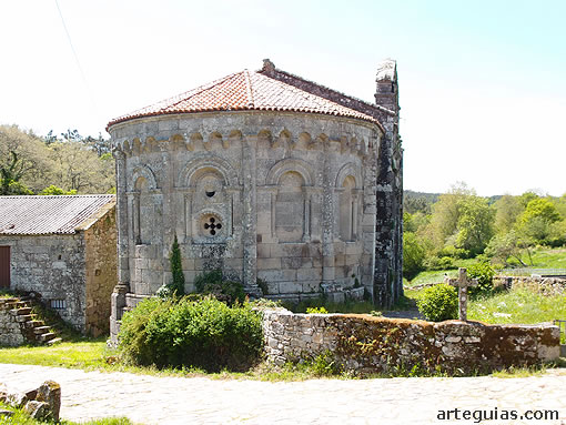 Cabecera de la iglesia, completamente rodeada de verdor
