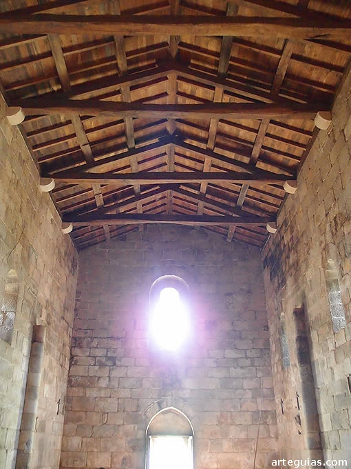 Nave y cubierta de madera vistas desde la cabecera