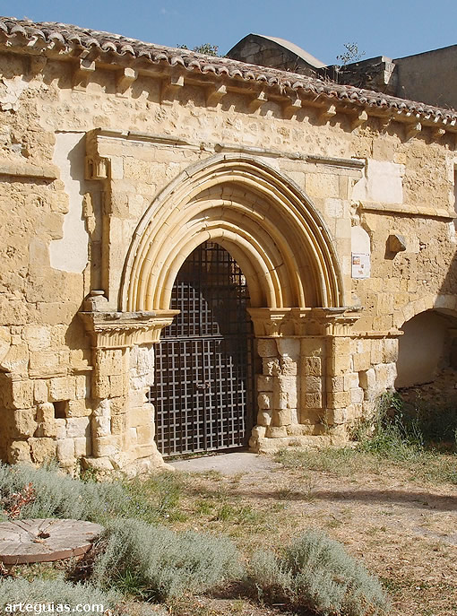 Puerta meridional de la iglesia que muestra relaciones con el rom&aacute;nico del norte de Palencia derivadas del Taller de San Andr&eacute;s de Arroyo