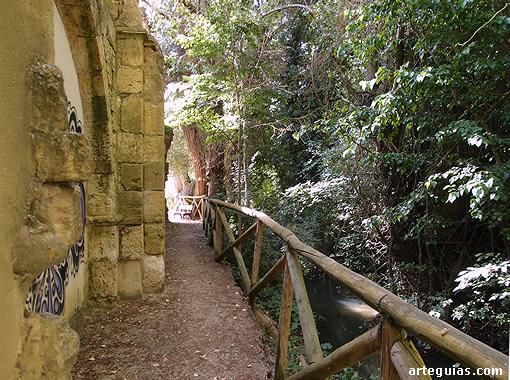 La iglesia abacial de Monasterio de Nogal de las Huertas se encuentra a la orilla de un verde soto