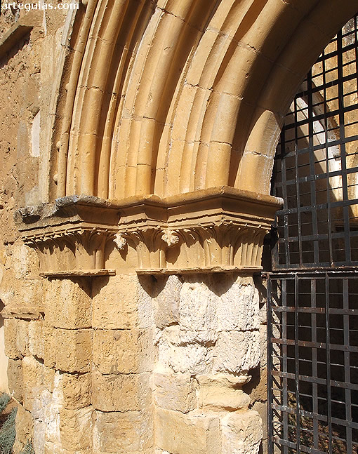 Detalle de la citada puerta sur de la iglesia abacial de San Salvador de Nogal de las Huertas