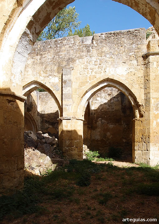 Monasterio de Nogal de las Huertas: ampliaci&oacute;n del siglo XIII mediante naves separadas por arcos apuntados doblados de gran austeridad