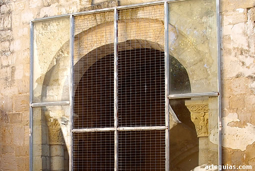 Arco triunfal de la iglesia mon&aacute;stica de Monasterio de Nogal de las Huertas. Siglo XI