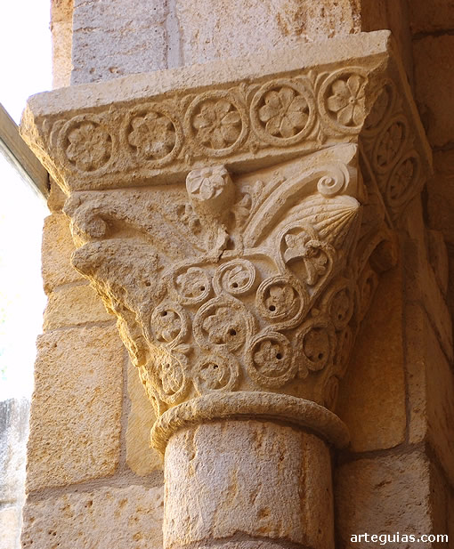 Capitel de Monasterio de Nogal de las Huertas muy similar a uno de San Mart&iacute;n de Fr&oacute;mista