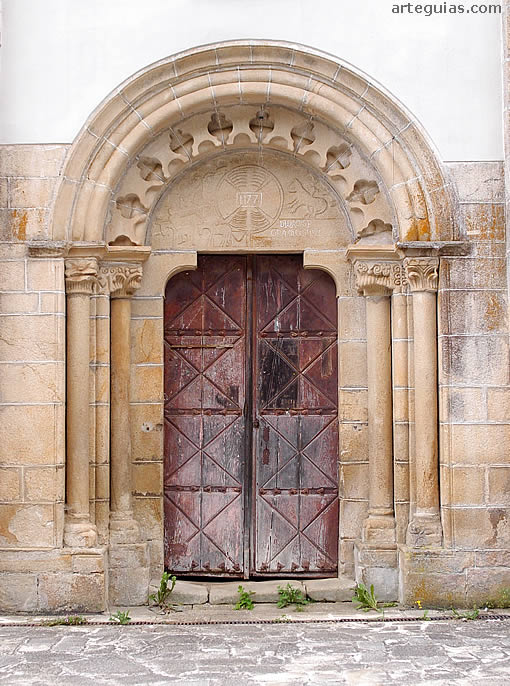 Puerta rom&aacute;nica de la fachada occidental. Iglesia del Monasterio de Penamaior