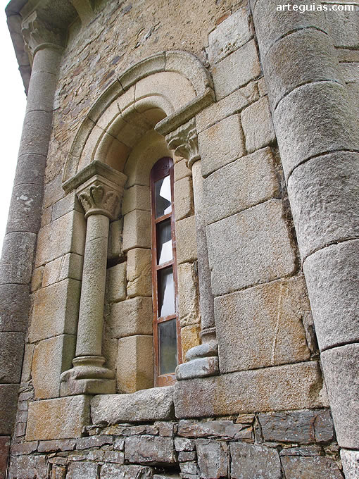 Detalle del &aacute;bside principal (central) con uno de sus ventanales