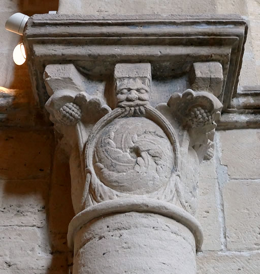 Capitel del interior de la iglesia
