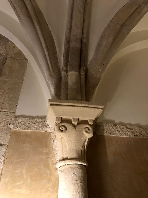 Columna adosada al muro de la sala capitular