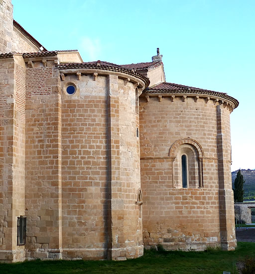 Monasterio de Santa Mar&iacute;a de Retuerta, Valladolid: cabecera escalonada de tres &aacute;bsides con la particularidad de tener la misma altura