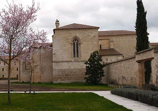 Monasterio de Santa Mar&iacute;a de Retuerta, Valladolid. Exterior de la iglesia vista desde el norte. La ventana del testero del brazo del transepto es g&oacute;tica