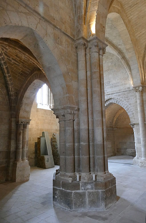 Pilares en cruz griega con dobles columnas geminadas m&aacute;s otra acodillada, t&iacute;pica arquitectura hispanolanguedociana