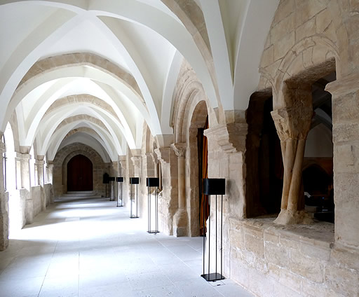 Claustro y a la derecha la entrada a  la sala capitular