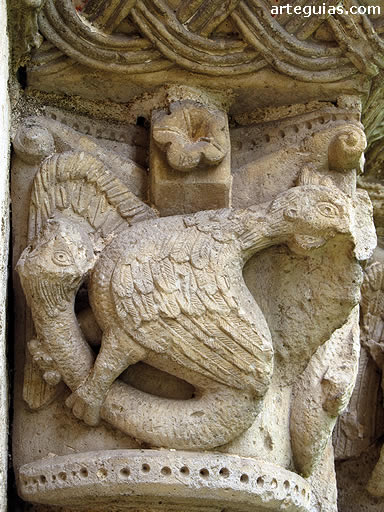 Capitel de la puerta: basilisco