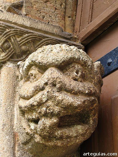 Mocehat con la cabeza de un le&oacute;n