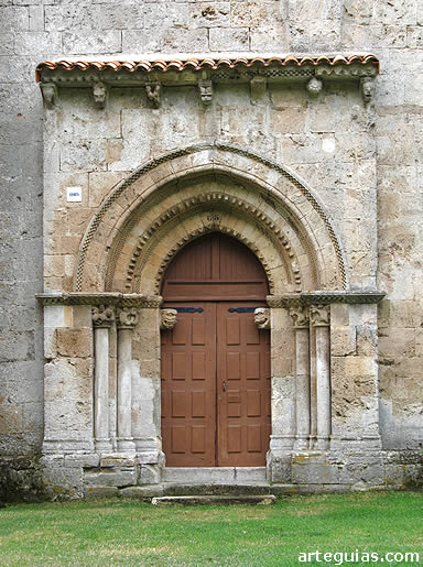 Puerta rom&aacute;nica en el muro norte