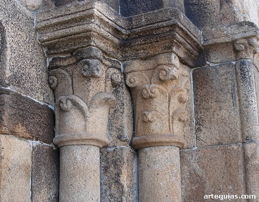 Capiteles rom&aacute;nicos de la puerta septentrional