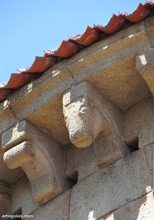 Cornisa con algunos canecillos figurados con cabezas de animales