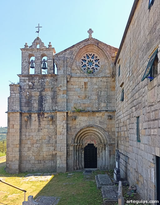 Fachada occidental con la puerta y el roset&oacute;n