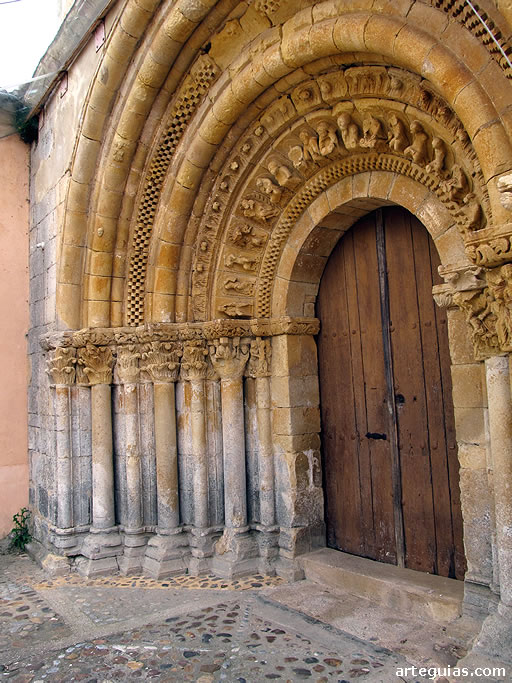 Monasterio de San Pelayo en Arenillas de San Pelayo, Palencia: portada