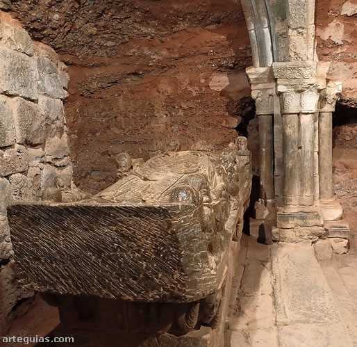 Cenotafio de San Mill&aacute;n en una de las cuevas del Monasterio de Suso, La Rioja