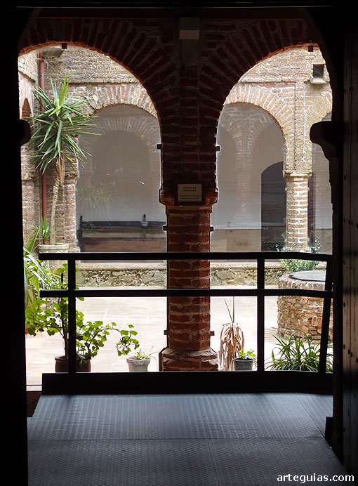 El claustro de Tentud&iacute;a tiene un encanto especial