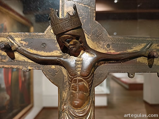 Cruz de bronce rom&aacute;nica en el museo del monasterio