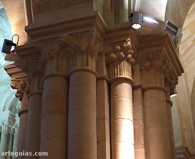 Conjunto de pilar y columnas de estilo hispano-languedociano