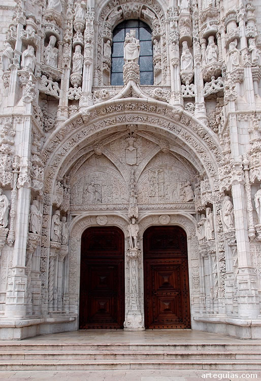 Portada sur de la iglesia monacal