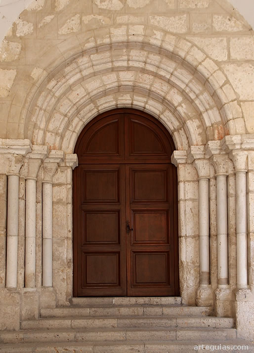 Puerta de los Monjes entre la iglesia y el claustro monacal