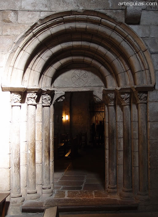 Puerta sur de la iglesia del Monasterio de Leyre
