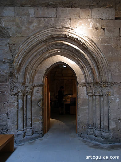 Puerta de la Capilla del abad. En la ctualidad la puerta de acceso al complejo