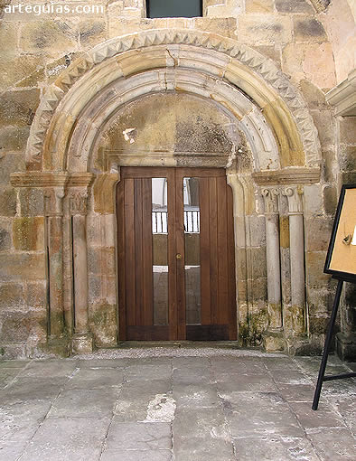 Puerta de la nave norte, situada en la fachada occidental